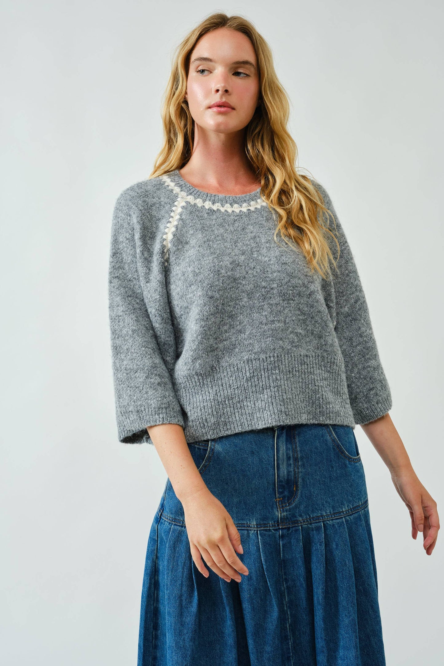 PULLOVER COMFY SWEATER WITH CONTRAST STITCHING