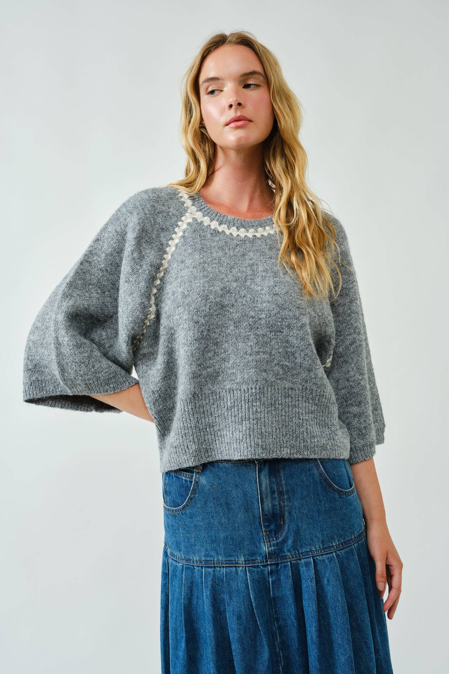 PULLOVER COMFY SWEATER WITH CONTRAST STITCHING