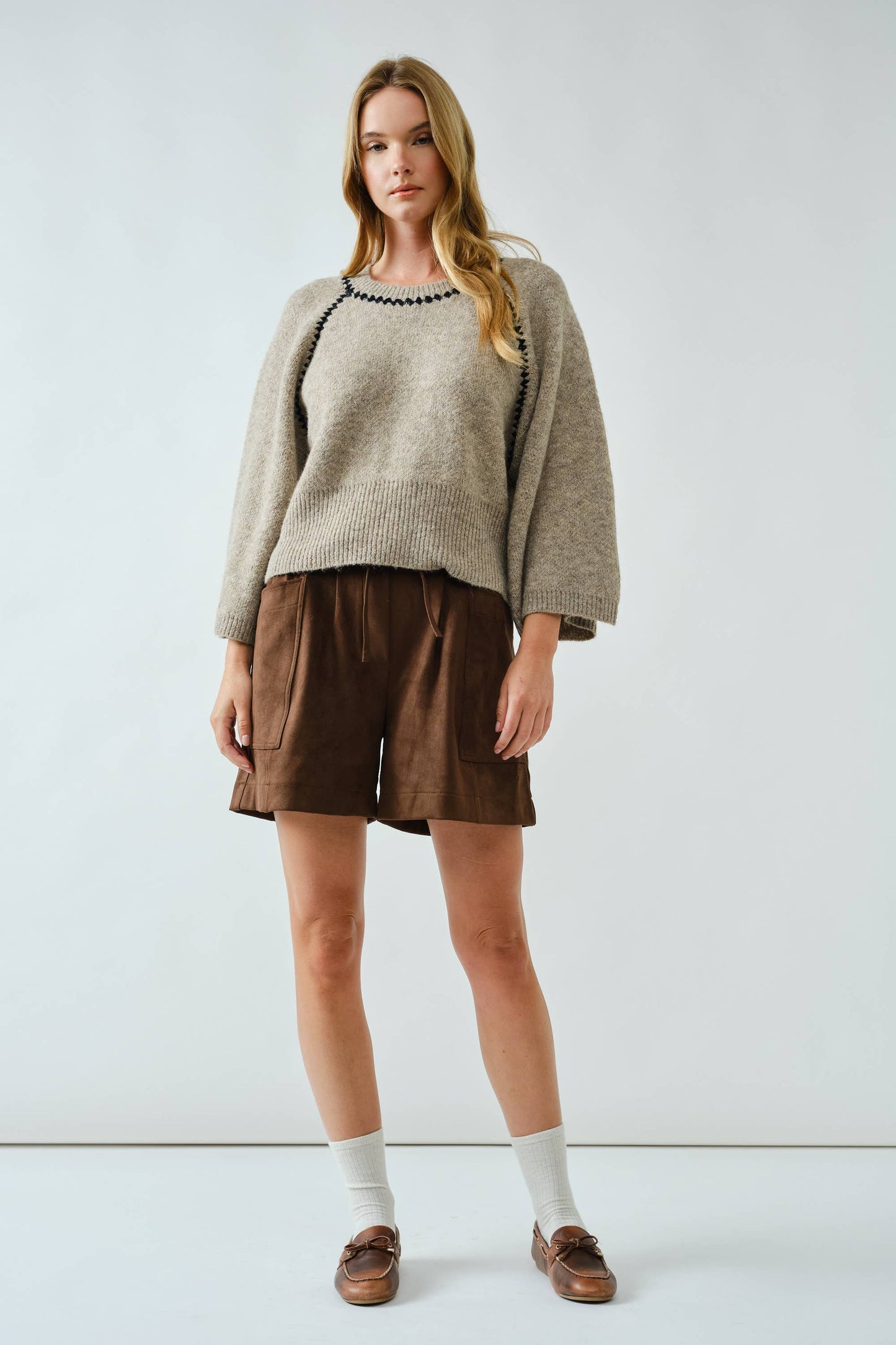 PULLOVER COMFY SWEATER WITH CONTRAST STITCHING