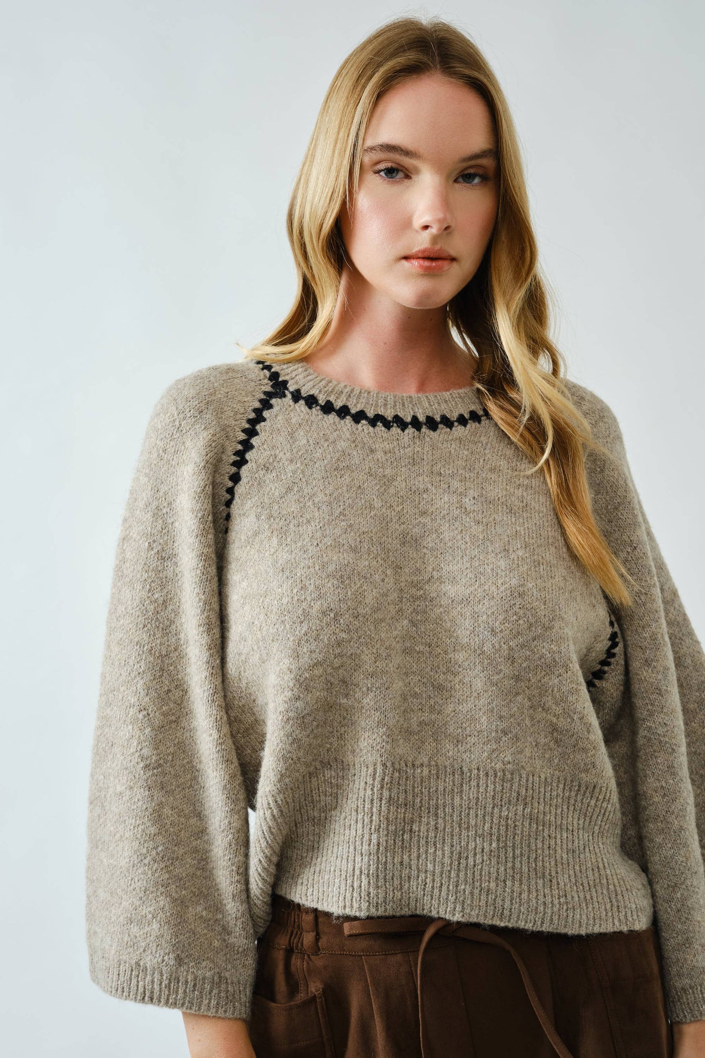 PULLOVER COMFY SWEATER WITH CONTRAST STITCHING
