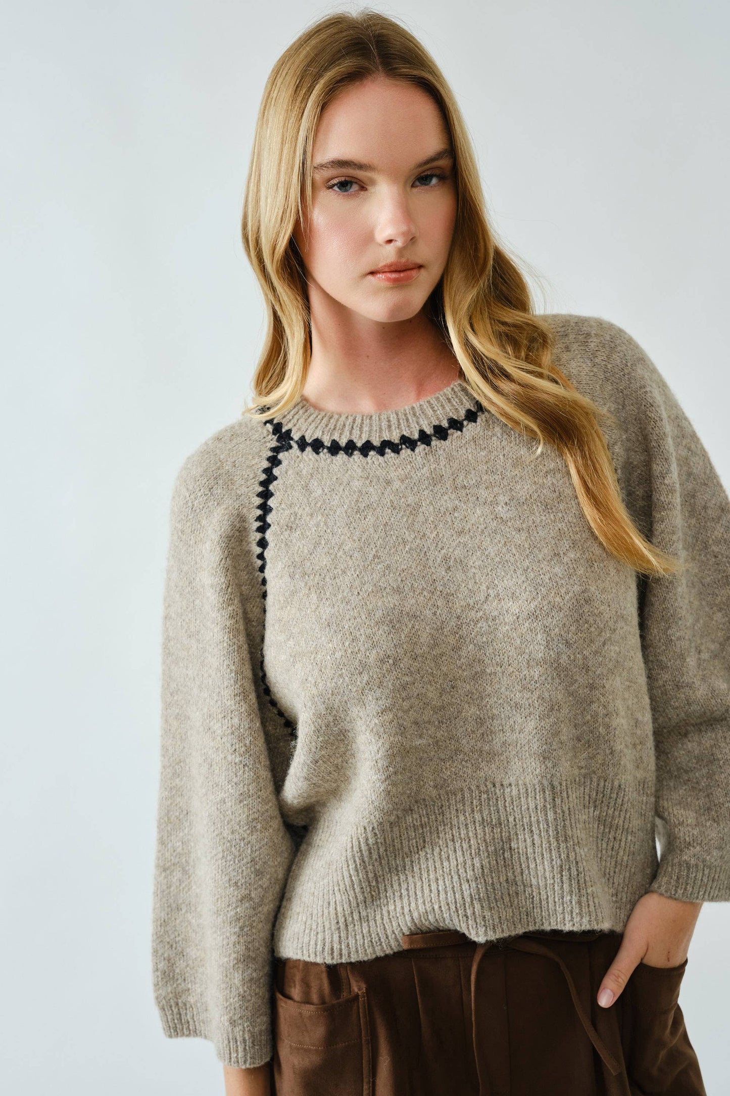 PULLOVER COMFY SWEATER WITH CONTRAST STITCHING