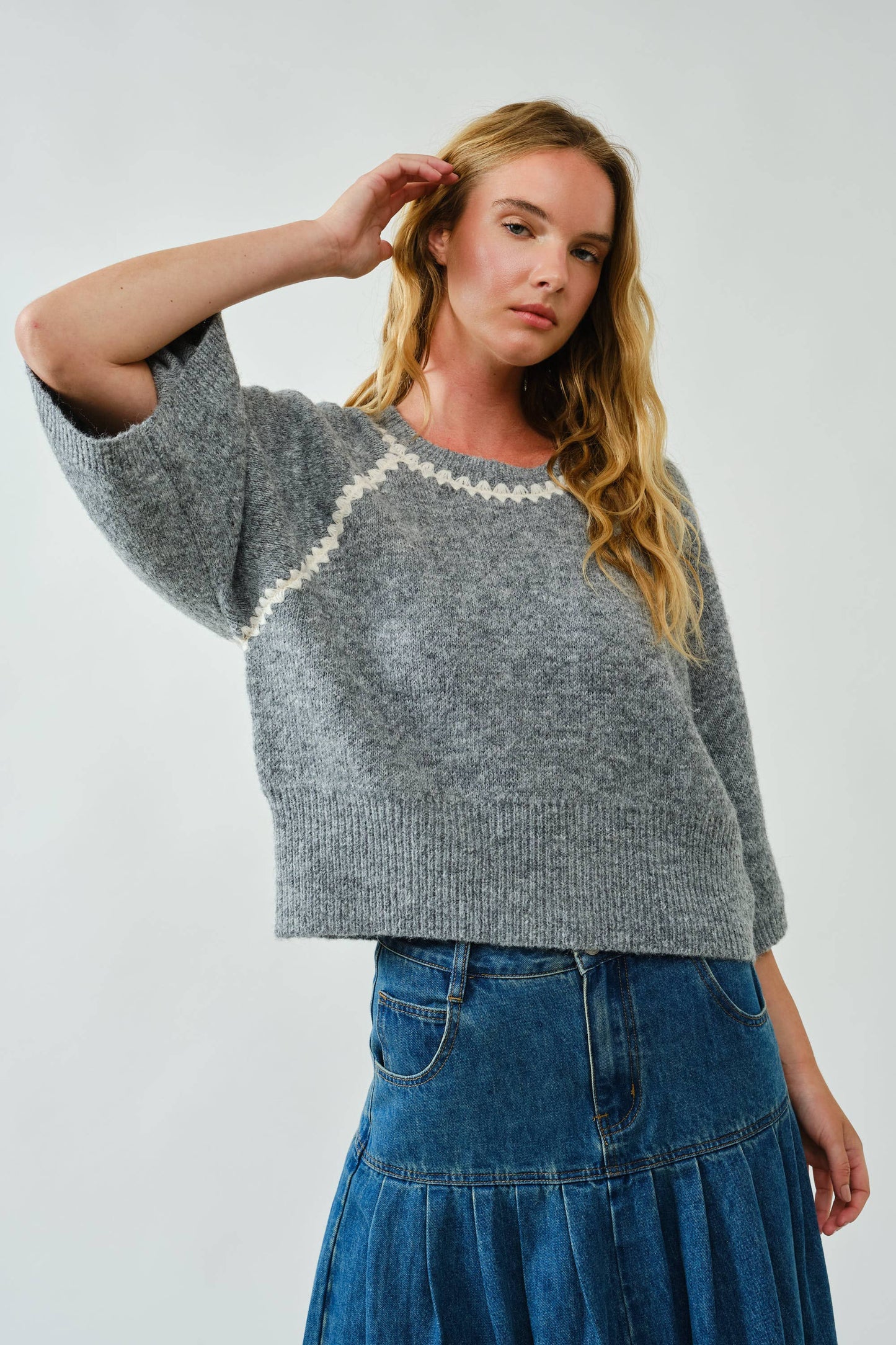 PULLOVER COMFY SWEATER WITH CONTRAST STITCHING