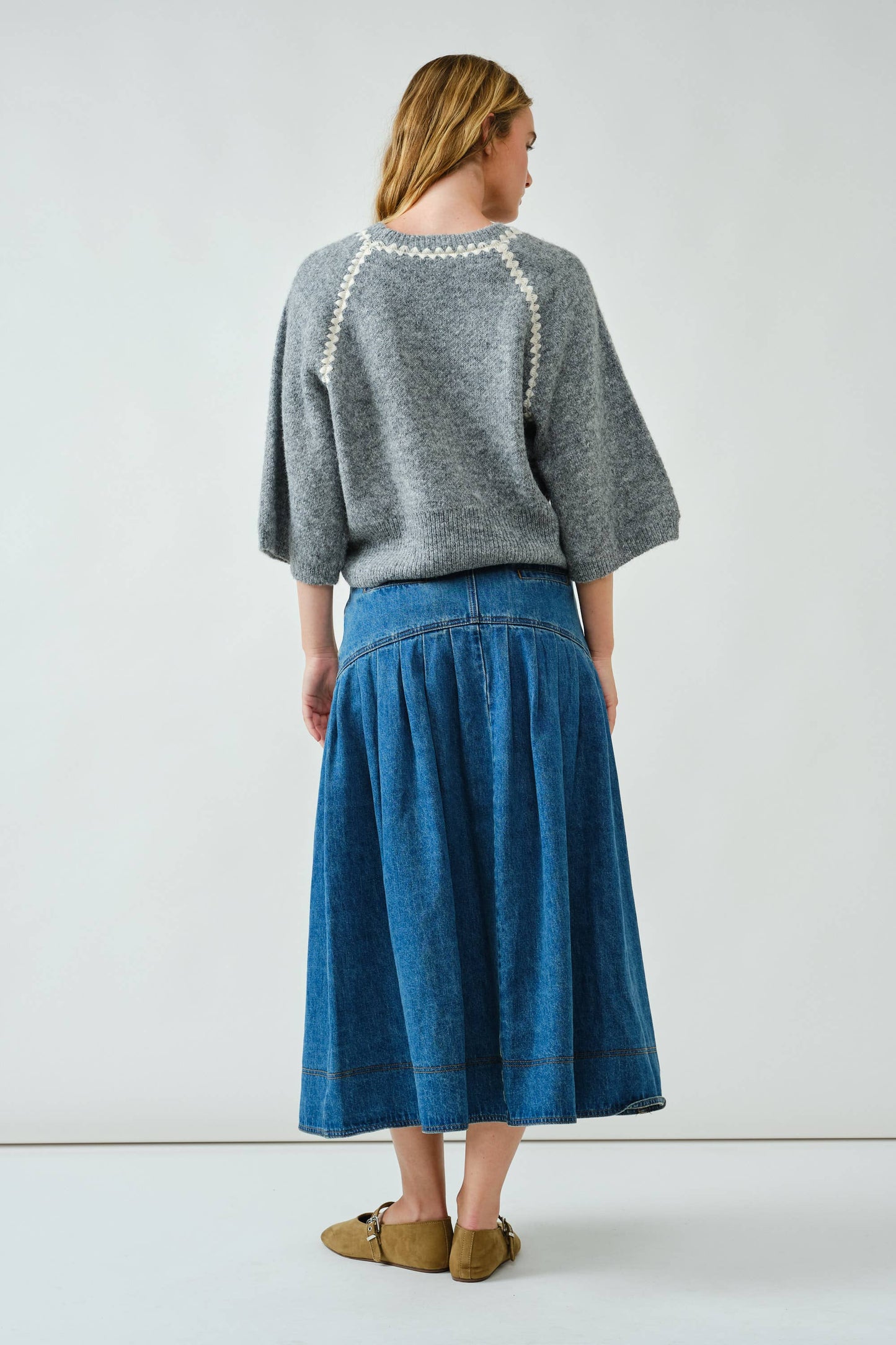 PULLOVER COMFY SWEATER WITH CONTRAST STITCHING