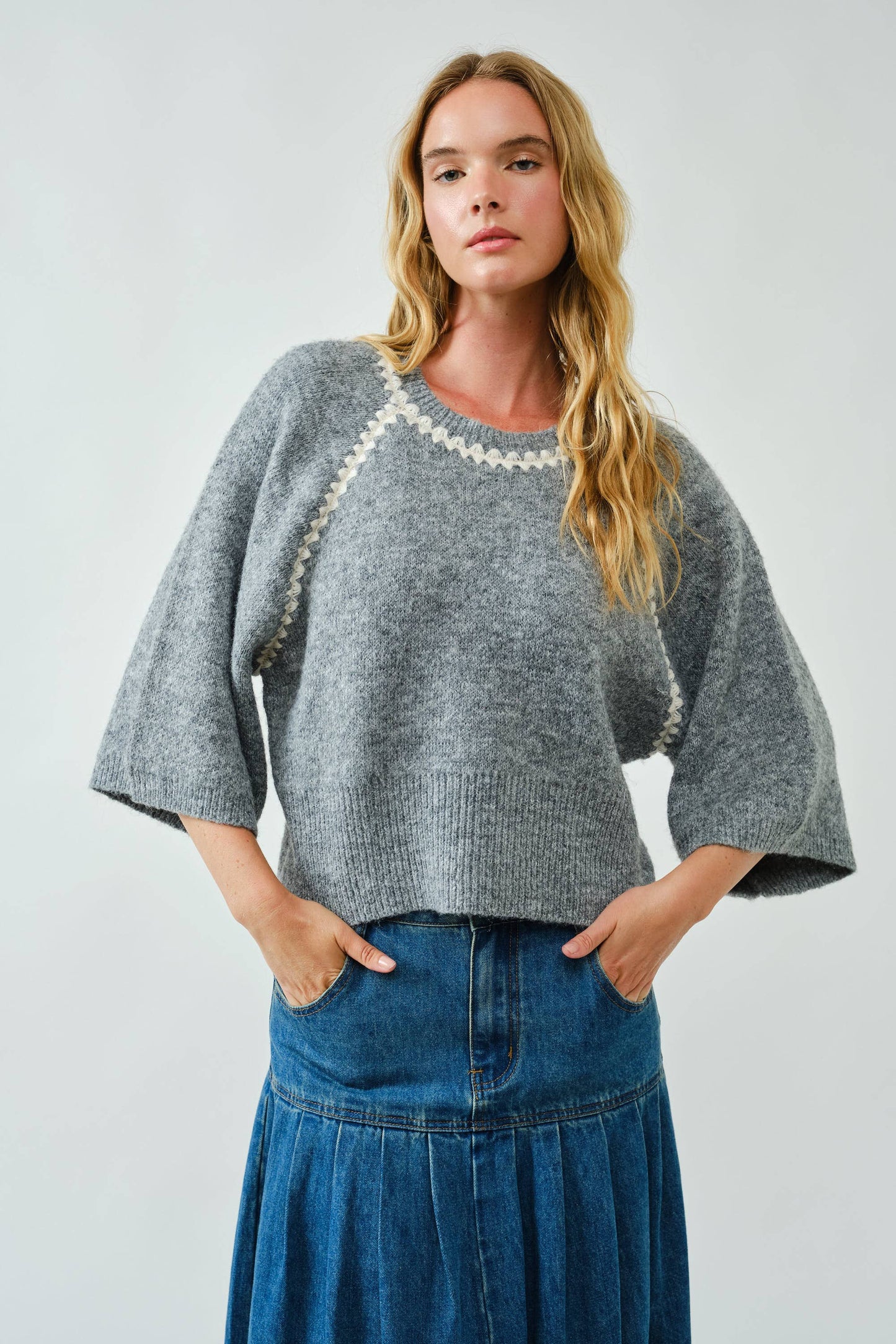 PULLOVER COMFY SWEATER WITH CONTRAST STITCHING