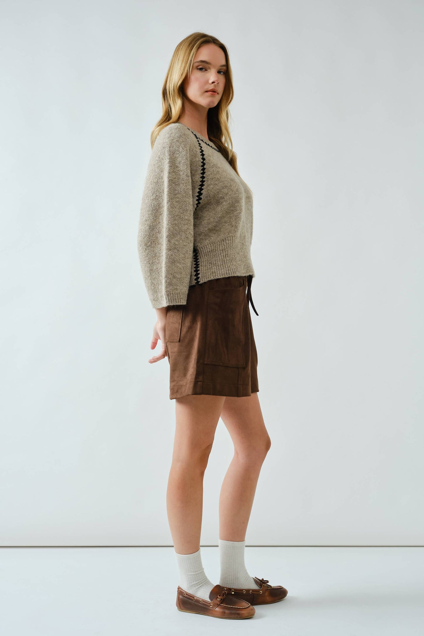 PULLOVER COMFY SWEATER WITH CONTRAST STITCHING